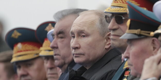 Wladimir Putin steht in einer Reihe mit Miliärangehörigen am "Tag des Sieges", dem 9.Mai