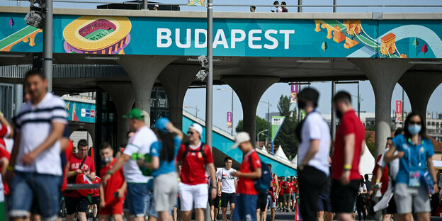 Fußballfans in Budapest auf dem Weg ins EM-Stadion