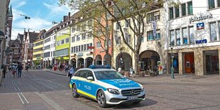 Ein Polizeiauto in der Fussgängerzone von Freiburg