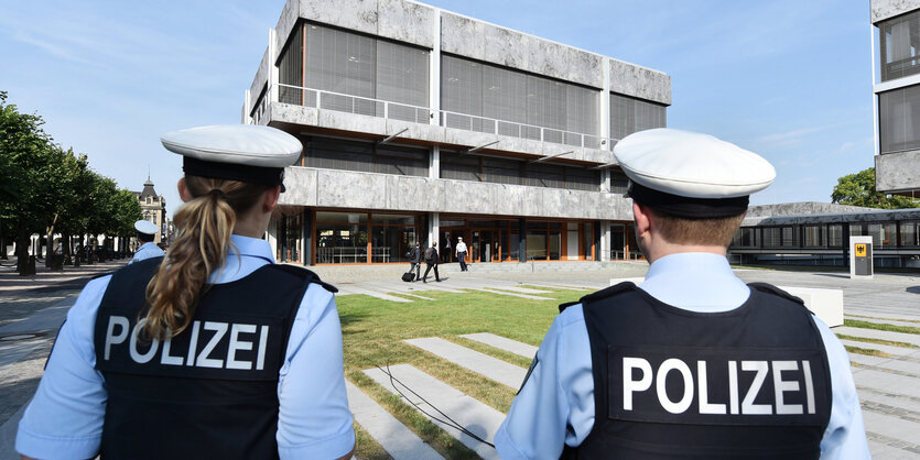 Zwei Polizisten stehen vor dem Bundesverfassungsgericht.