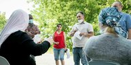 Flüchtlinge lassen sich zur Corona-Impfung beraten