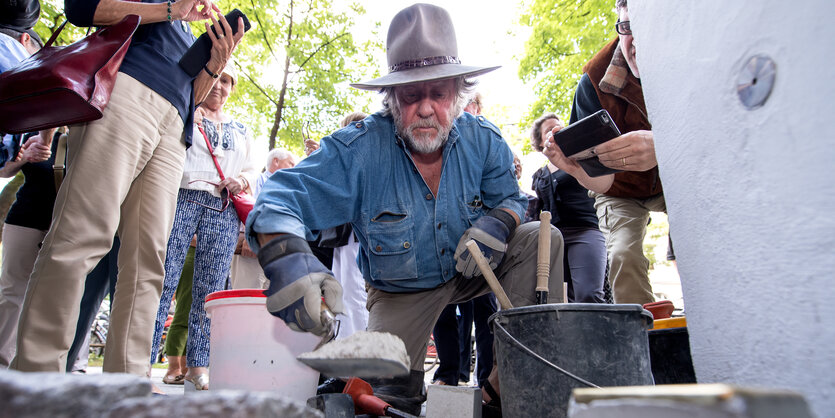 Gunter Demnig verlegt einen Stolperstein