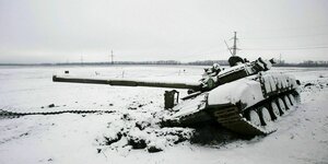 Ein zerstörter Panzer in Schneelandschaft