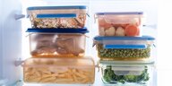Aufbewhrungsdosen mit gesunden Lebensmitteln in einem Kühlschrank