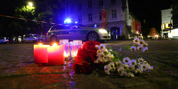 Blumen und Kerzen am Tatort des Messerangriffs in Würzburg