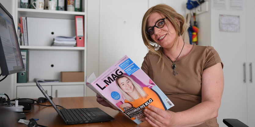 Tessa Ganserer mit Zeitschrift.