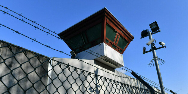 Außenmauer der Justizvollzugsanstalt Tegel