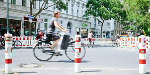 Eine Radfahrerin ist auf einem gesicherten Radweg unterwegs