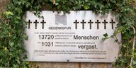 Mahntafel mit eingravierten Kreuzen und Inschrift für die 13720 geistig behinderte und psychisch Kranken Menschen und 1031 Häftlinge aus Konzentrationslagern und zahlreiche jüdische Bürger die in Pirna Sonnenstein ermordet wurden