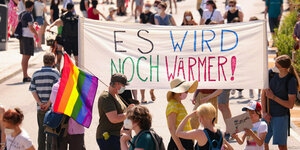 Junge Demonstranten in Hamburg mit der Regenbogenflagge