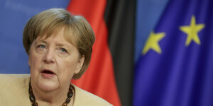 Bundeskanzlerin Angela Merkel (CDU) spricht bei einer Pressekonferenz nach einem Gipfel der EU-Staats- und Regierungschefs im Europagebäude