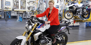 Franziska Giffey sitzt auf einem Motorrad