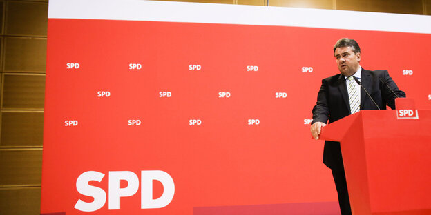 Sigmar Gabriel steht auf einem Podium vor einem SPD-Schriftzug