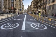 Markierungen für Busse und Fahrräder sowie Tempo 30 sind auf einer Straße in Barcelona mit weißer Farbe aufgebracht