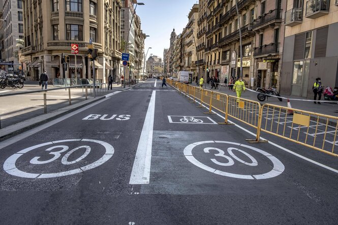 Markierungen für Busse und Fahrräder sowie Tempo 30 sind auf einer Straße in Barcelona mit weißer Farbe aufgebracht