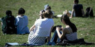 Junge Menschen im Park