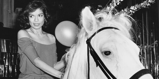 Bianca Jagger auf einem Pferd
