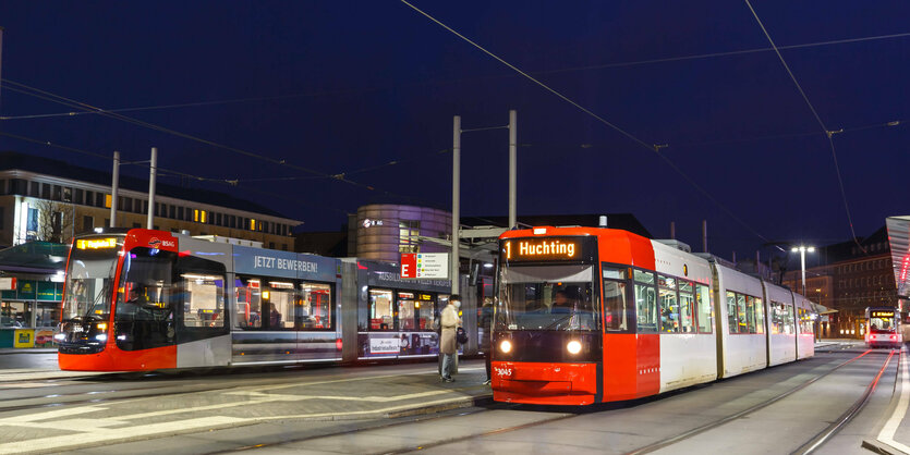 Zwei Straßenbahnen an der Haltestelle Hauptbahnhof in Bremen