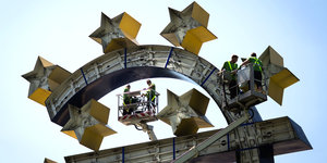 Arbeiter demontieren einen Stern von der Euro-Skulptur in Frankfurt