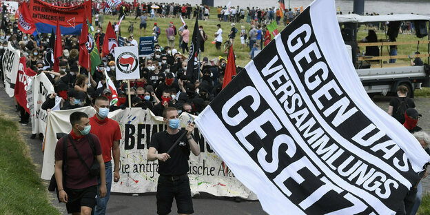 Mehrere tausend Demonstranten nehmen an einem Protestzug gegen das geplante Versammlungsgesetz für Nordrhein-Westfalen teil