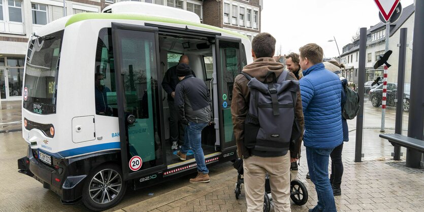 Fahrgäste drängeln sich vor Minibus