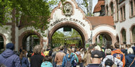 Zahlreiche Besucher und Gäste der Stadt stehen vor dem Eingang des Zoo Leipzig zum Einlass an