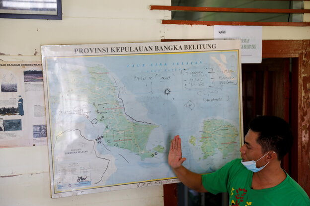 Jessix Amundian zeigt auf einer Karte ein Gebiet mit Offshore-Zinnabbau.
