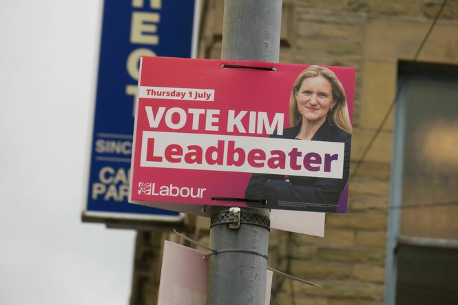 Ein Wahlplakat an einem Straßenmast zeigt die Labour-Kandidatin Kim Leadbeater