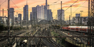 Skyline Frankfurt am Main mit Main Tower, Commerzbank Tower, Eurotower hinter dem Hauptbahnhof