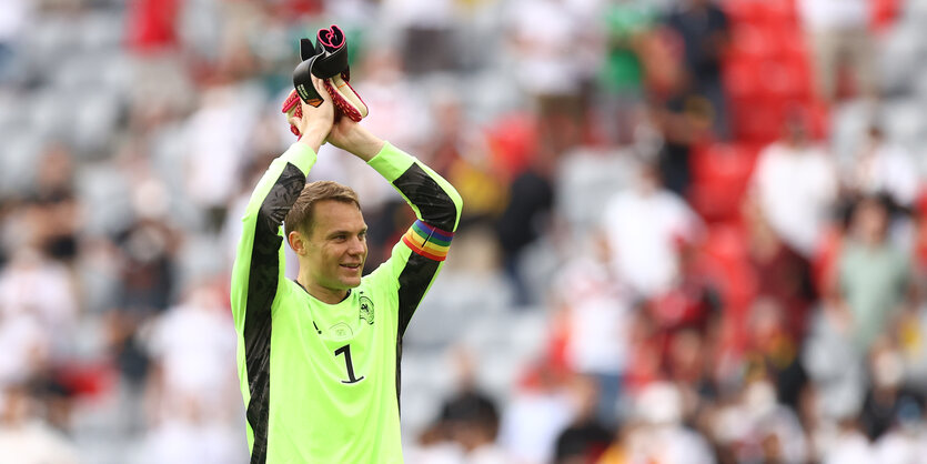 Manuel Neuer mit Kapitänsbinde in Regenbogenfarben