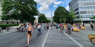 Aktivisten auf dem autofreien Templergraben in Aachen