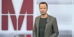 Journalist Georg Restle steht im Aufnahmestudio vom Polit Magazin Monitor