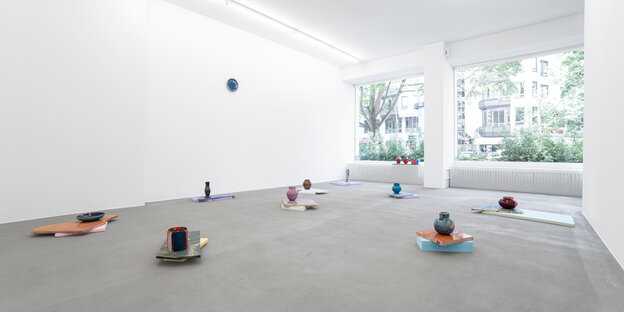 Eine große Gruppe Keramiken, darunter Vasen, von Isabell Heimderdinger sind auf dem Boden der Galerie Mehdi Chouakri verteilt