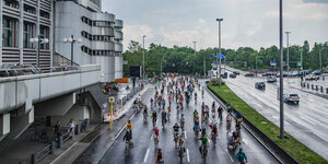Radfahrer*innen am ICC bei der Sternfahrt vom ADAC, der weltweit größten Fahrrad-Demonstration.