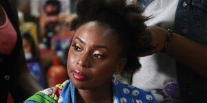 Auf dem Bild ist die Autorin und Feministin Chimamanda Ngozi Adichie zu sehen