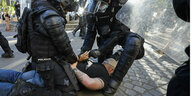 Bei einem Protest gegen die slowenische Regierung: Ein Demonstrant wird von zwei Polizisten auf den Boden gepresst.
