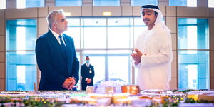 Jair Lapid und Abdullah bin Zayed sprechend vor einem Modell