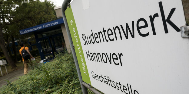Das Eingangsschild des Studentwerkes Hannover vor der Zentrale