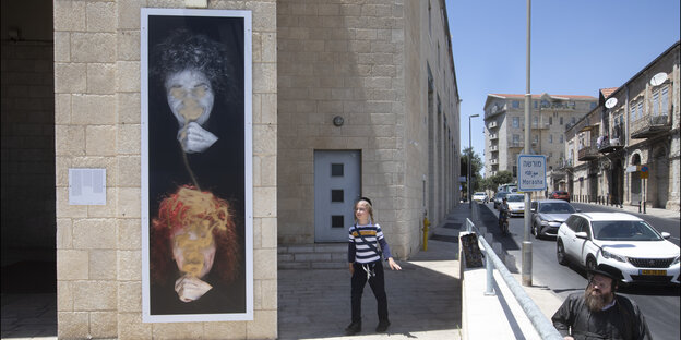 EIn teilweise mit goldener FArbe übermaltes Porträtfoto an einer Hauswand im israelischen Jerusalem