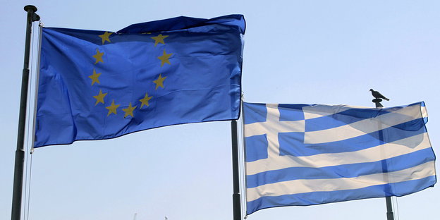 Es sind die griechische und europäische Flagge zu sehen