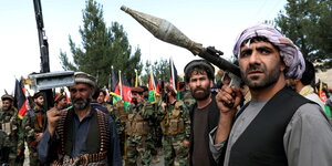 Bewaffnete Männer nehmen an einer Versammlung am Stadtrand von Kabul teil, um ihre Unterstützung für die afghanischen Sicherheitskräfte und ihre Bereitschaft zum Kampf gegen die Taliban zu verkünden