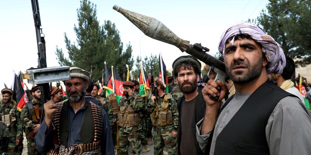 Bewaffnete Männer nehmen an einer Versammlung am Stadtrand von Kabul teil, um ihre Unterstützung für die afghanischen Sicherheitskräfte und ihre Bereitschaft zum Kampf gegen die Taliban zu verkünden