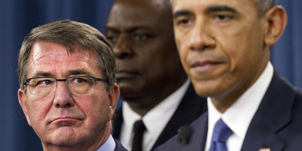 Verteidigungminister Ash Carter schaut Präsident Barack Obama an