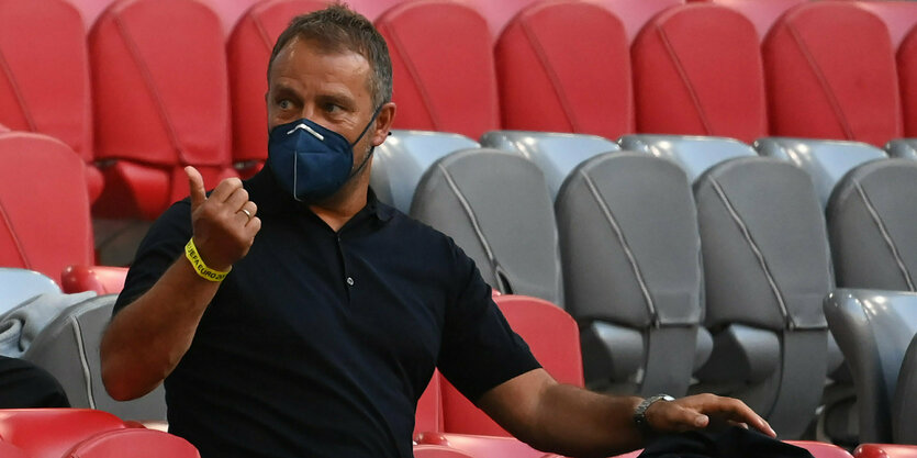 Hansi Flick auf der Tribüne in der Münchner Arena