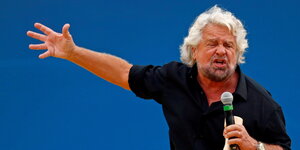 Beppe Grillo gestikuliert mit ausgestrecktem Arm