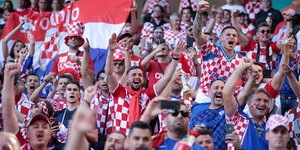 Jubelnde kroatische Fans auf der Stadiontribüne