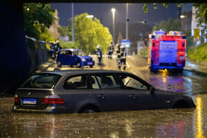 Stuttgart: Ein Auto steht in der überfluteten Autounterführung am Österreichischen Platz.