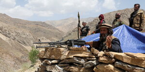 Bewaffnete Afghanen in den Bergen