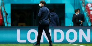 Joachim Löw verlässt das Stadion in London