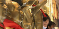 Goldene Mao Zedong Figuren in einem Souvenirshop